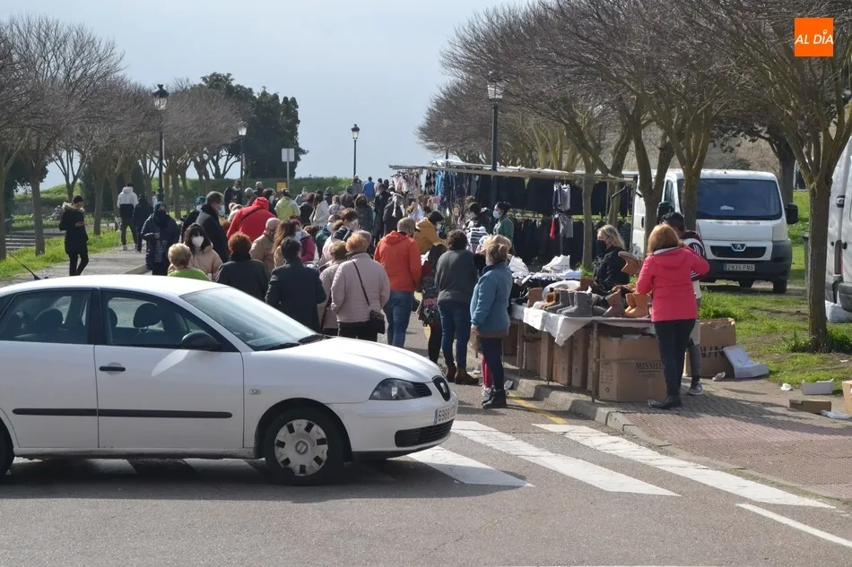 Foto 8 - Ins&oacute;lito regreso del mercadillo sabatino con s&oacute;lo 7 puestos instalados  