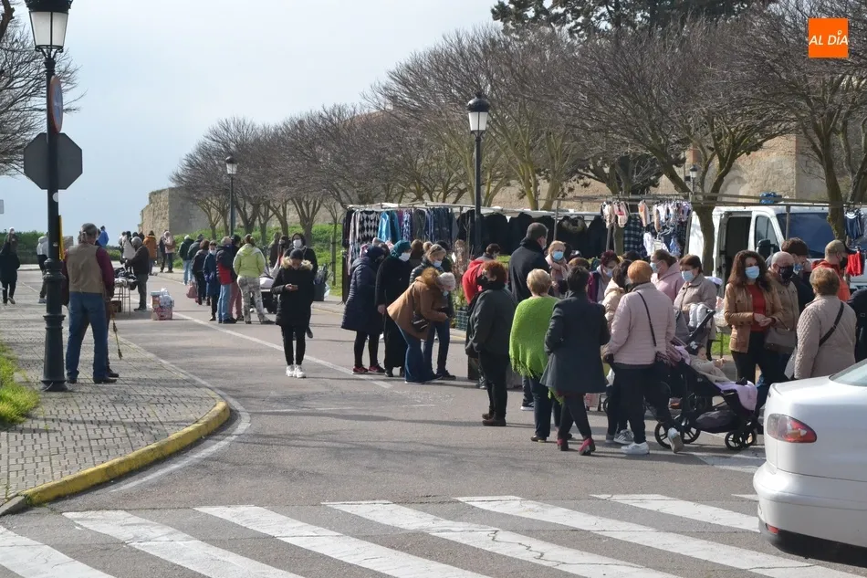 Insólito regreso del mercadillo sabatino con sólo 7 puestos instalados  