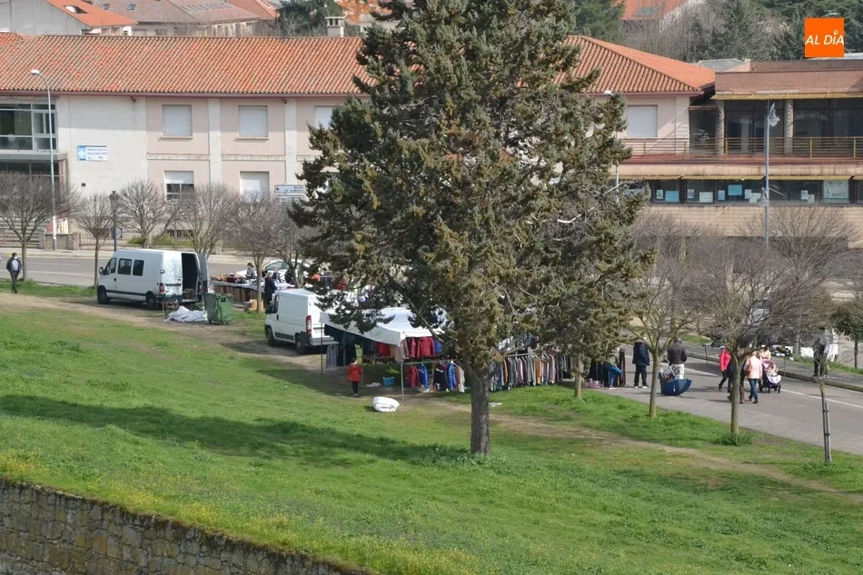 Foto 5 - Ins&oacute;lito regreso del mercadillo sabatino con s&oacute;lo 7 puestos instalados  