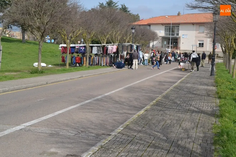 Foto 2 - Ins&oacute;lito regreso del mercadillo sabatino con s&oacute;lo 7 puestos instalados  