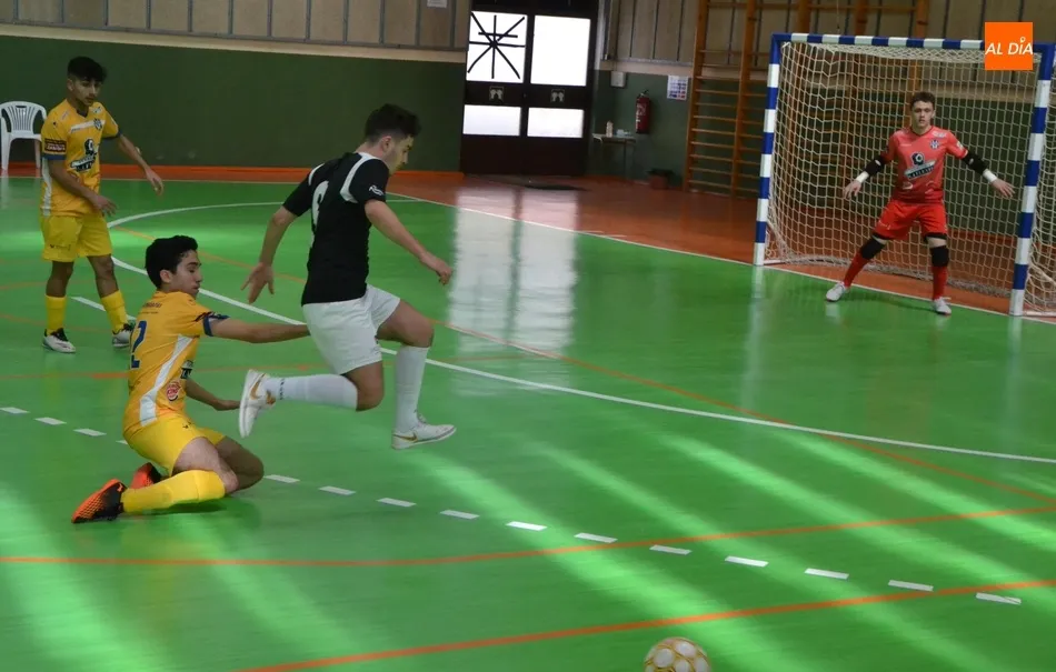 Foto 10 - Amplia goleada ante el Atl&eacute;tico Benavente del III Juvenil, que terminar&aacute; 2&ordm; si gana este domingo ...