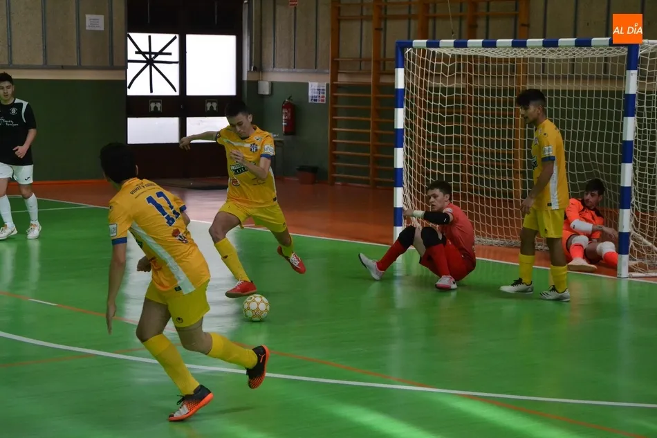 Foto 3 - Amplia goleada ante el Atl&eacute;tico Benavente del III Juvenil, que terminar&aacute; 2&ordm; si gana este domingo ...