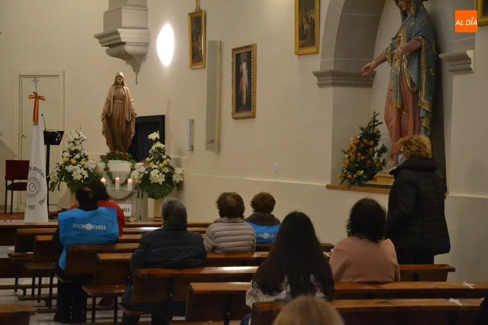 Foto 3 - Intensa jornada de devoci&oacute;n a la Virgen de Radio Mar&iacute;a en el Convento de las Carmelitas  