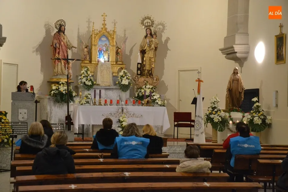 Foto 4 - Intensa jornada de devoci&oacute;n a la Virgen de Radio Mar&iacute;a en el Convento de las Carmelitas  