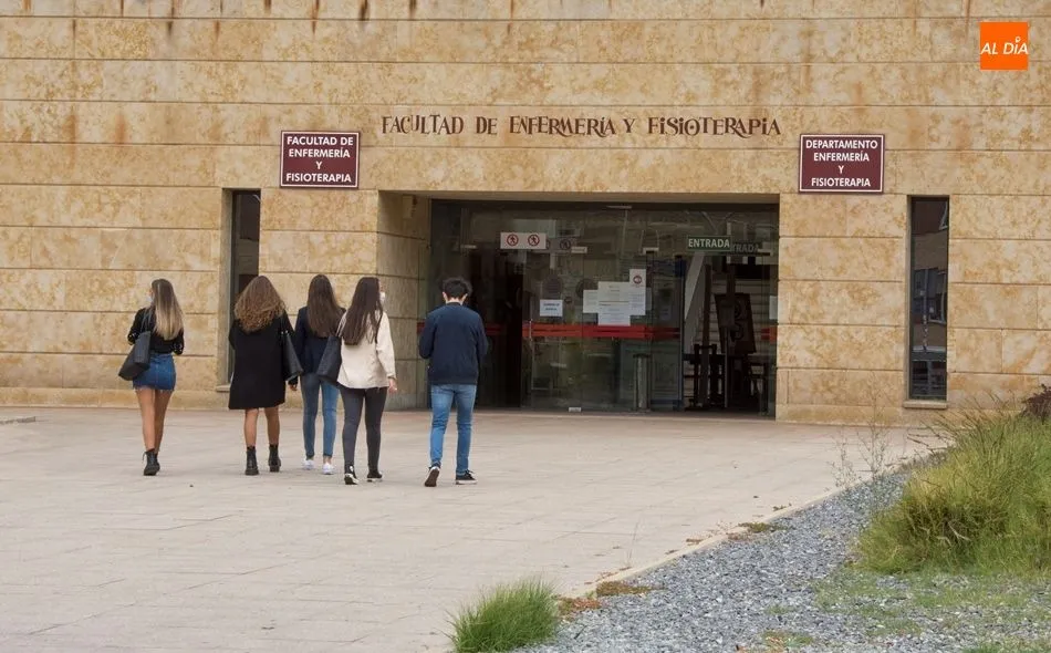 Estudiantes frente a la Facultad de Enfermería de Salamanca - Archivo