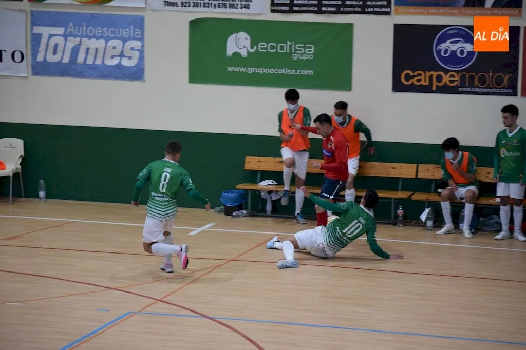 Acción del partido entre el Piensos Durán Albense y el Unión Arroyo / Pedro Zaballos