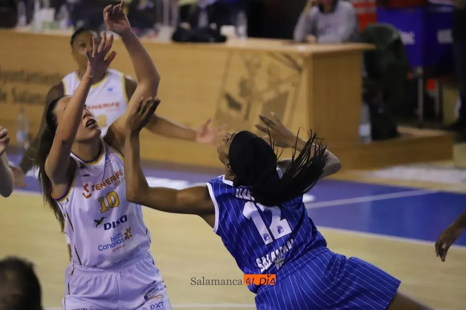 Foto 8 - El Perfumer&iacute;as Avenida sigue sin fallar y supera al Ciudad Laguna Tenerife (76-36)
