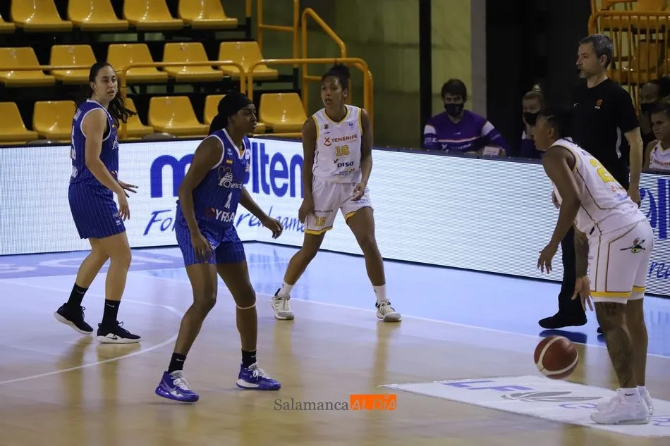 Foto 7 - El Perfumer&iacute;as Avenida sigue sin fallar y supera al Ciudad Laguna Tenerife (76-36)