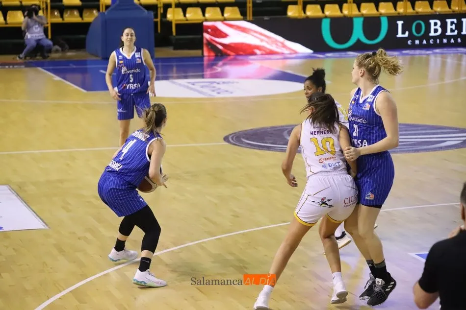 Foto 4 - El Perfumer&iacute;as Avenida sigue sin fallar y supera al Ciudad Laguna Tenerife (76-36)