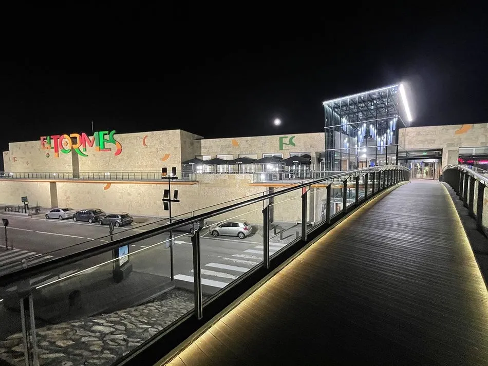 Foto 4 - El Centro Comercial El Tormes se viste de amarillo por el D&iacute;a de las Enfermedades Raras