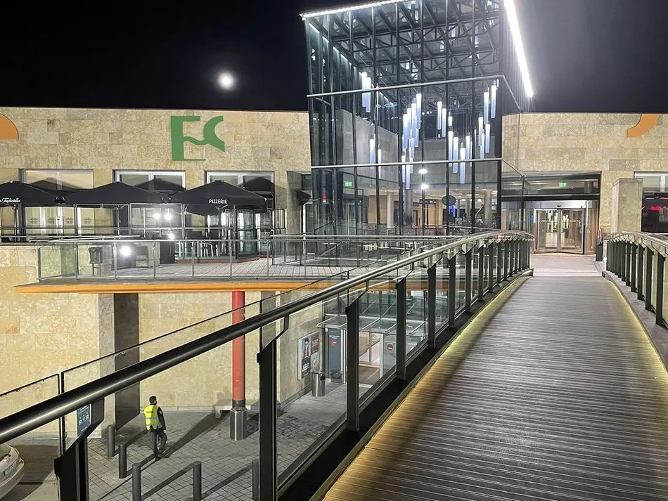 Foto 3 - El Centro Comercial El Tormes se viste de amarillo por el D&iacute;a de las Enfermedades Raras