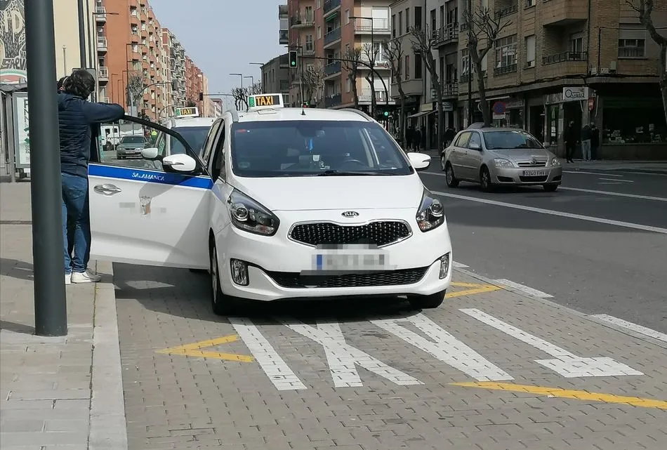 Los taxistas viven un duro momento por la crisis del coronavirus - Lydia González