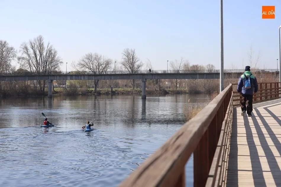 Foto 11 - El buen tiempo invita a los vecinos a disfrutar del deporte en el entorno del r&iacute;o Tormes