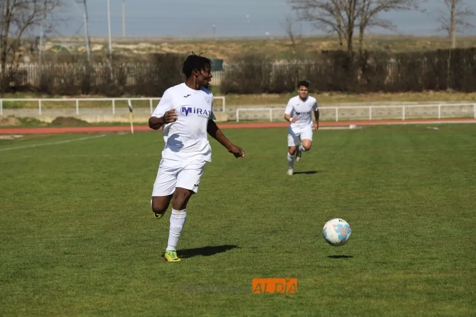 Foto 11 - El Ribert se coloca como col&iacute;der tras golear al B&eacute;jar en el derbi (3-0)