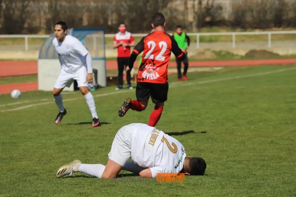 Foto 10 - El Ribert se coloca como col&iacute;der tras golear al B&eacute;jar en el derbi (3-0)