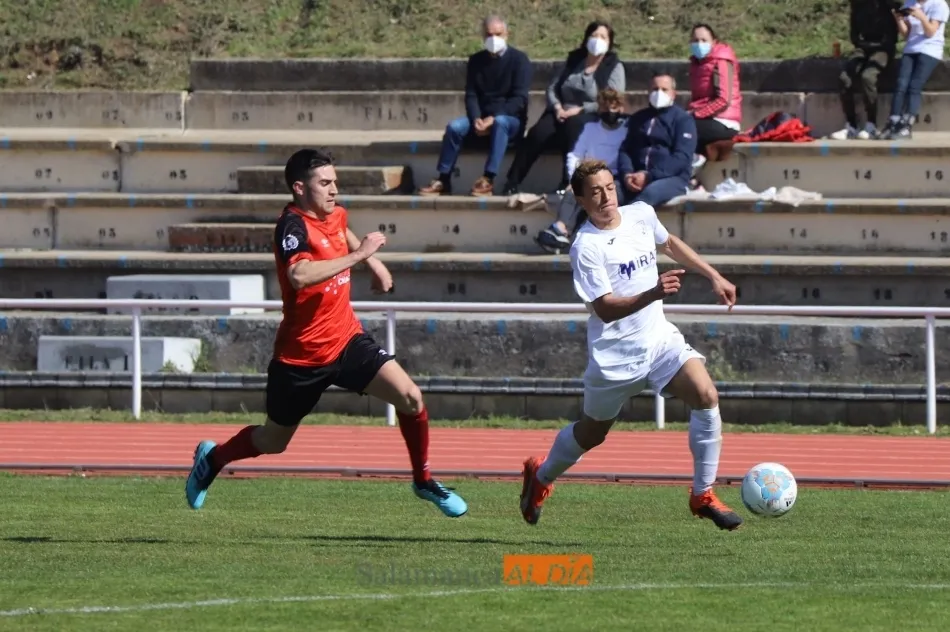 Foto 9 - El Ribert se coloca como col&iacute;der tras golear al B&eacute;jar en el derbi (3-0)