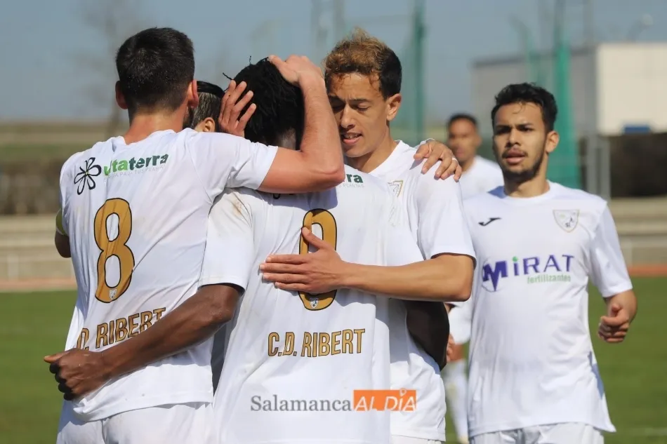 El Ribert celebra uno de sus tantos / Lydia González