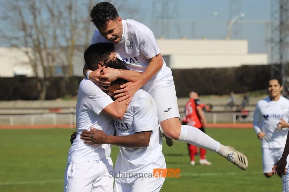 Foto 7 - El Ribert se coloca como col&iacute;der tras golear al B&eacute;jar en el derbi (3-0)