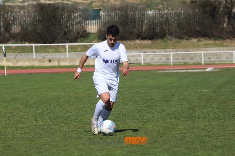 Foto 6 - El Ribert se coloca como col&iacute;der tras golear al B&eacute;jar en el derbi (3-0)