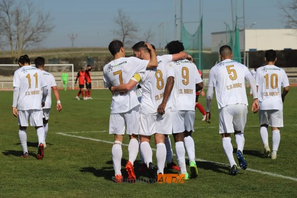 Foto 5 - El Ribert se coloca como col&iacute;der tras golear al B&eacute;jar en el derbi (3-0)