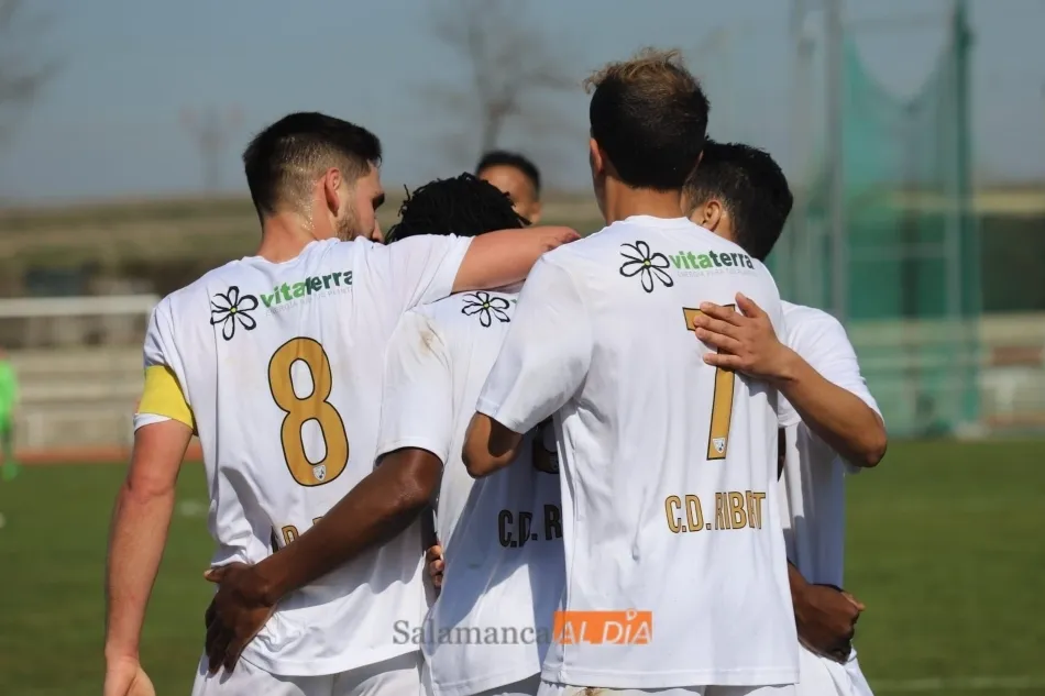 Foto 3 - El Ribert se coloca como col&iacute;der tras golear al B&eacute;jar en el derbi (3-0)