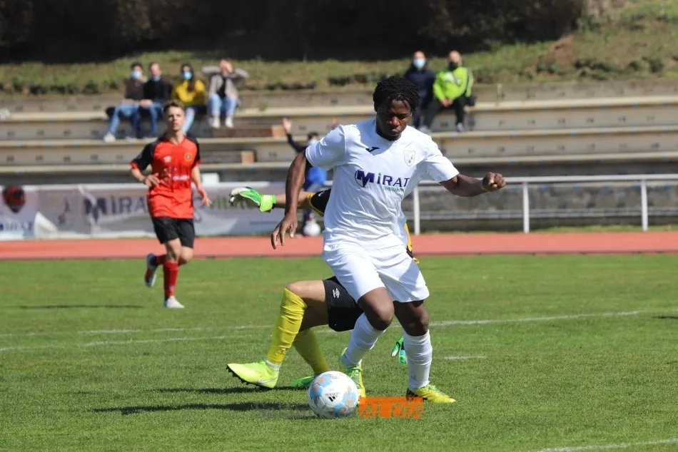 Foto 2 - El Ribert se coloca como col&iacute;der tras golear al B&eacute;jar en el derbi (3-0)