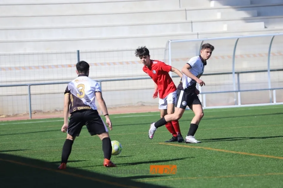 Una disputa por el balón en medio del partido / Lydia González