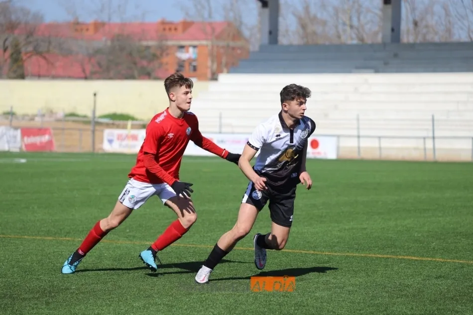 Foto 3 - Unionistas se hace a&uacute;n m&aacute;s l&iacute;der tras imponerse en el derbi al Salamanca UDS en Juvenil Regional ...