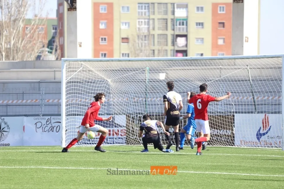 Foto 2 - Unionistas se hace a&uacute;n m&aacute;s l&iacute;der tras imponerse en el derbi al Salamanca UDS en Juvenil Regional ...