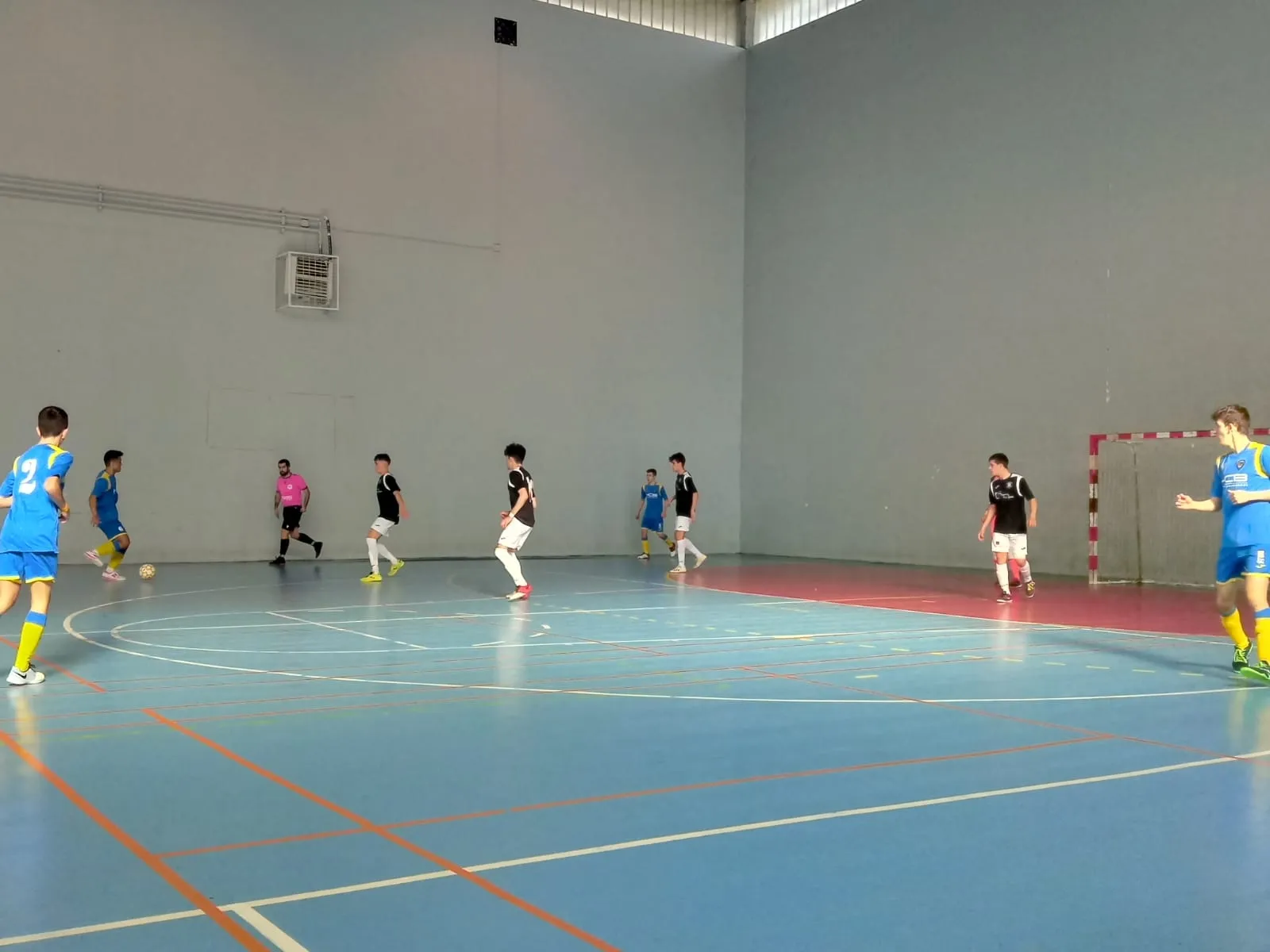 Foto 9 - El III Juvenil se queda sin 2&ordf; plaza tras una tarde negada entre los tres palos en Burgos  