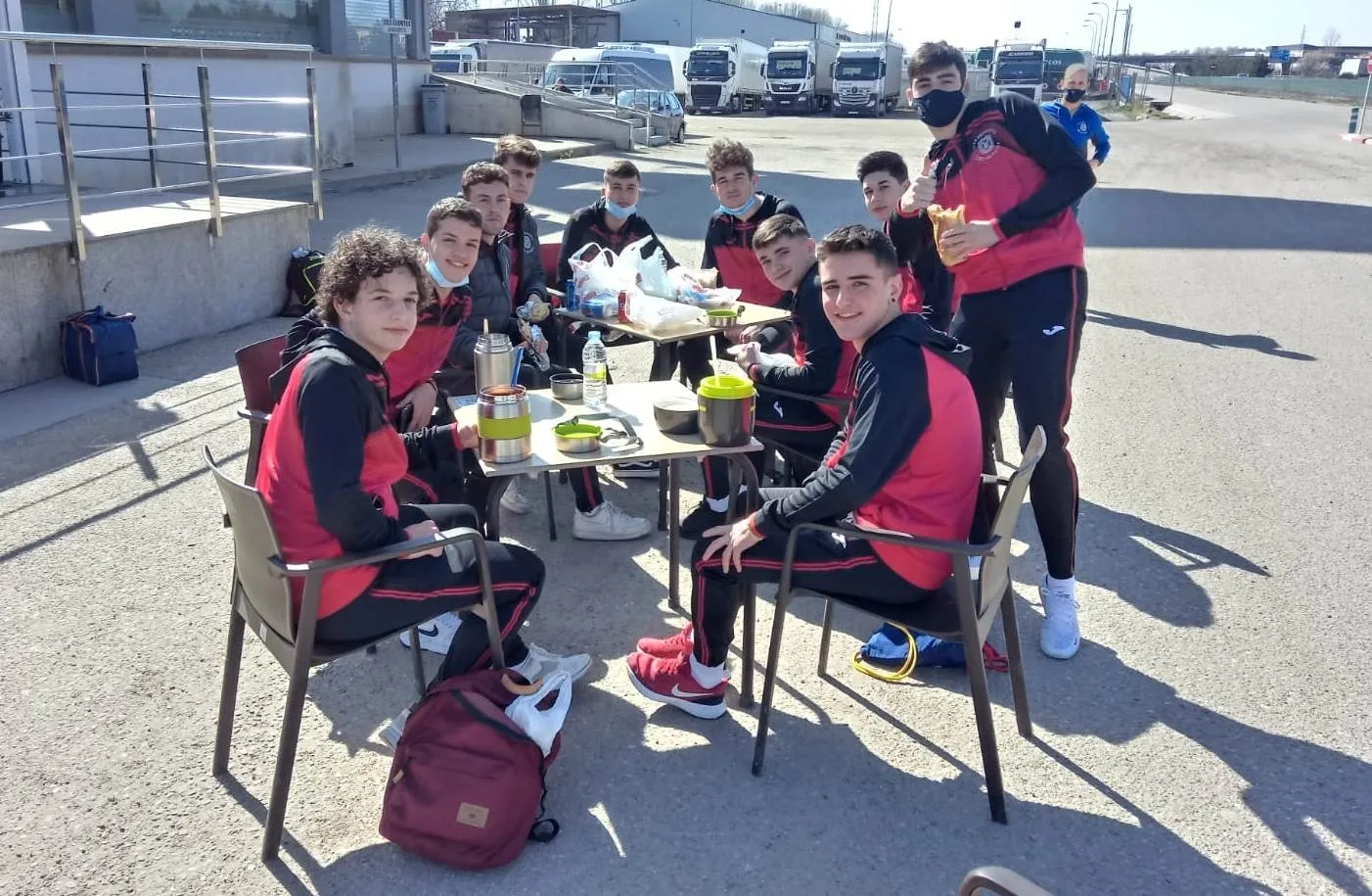 Foto 3 - El III Juvenil se queda sin 2&ordf; plaza tras una tarde negada entre los tres palos en Burgos  