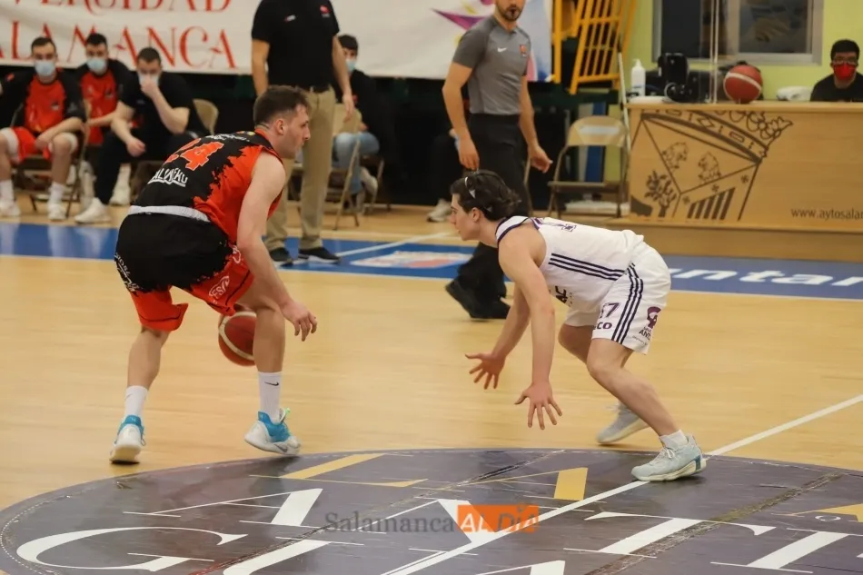 Foto 10 - Trabajada victoria ante el colista vallisoletano de Usal La Antigua (73-64)