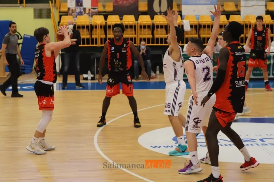 Foto 8 - Trabajada victoria ante el colista vallisoletano de Usal La Antigua (73-64)