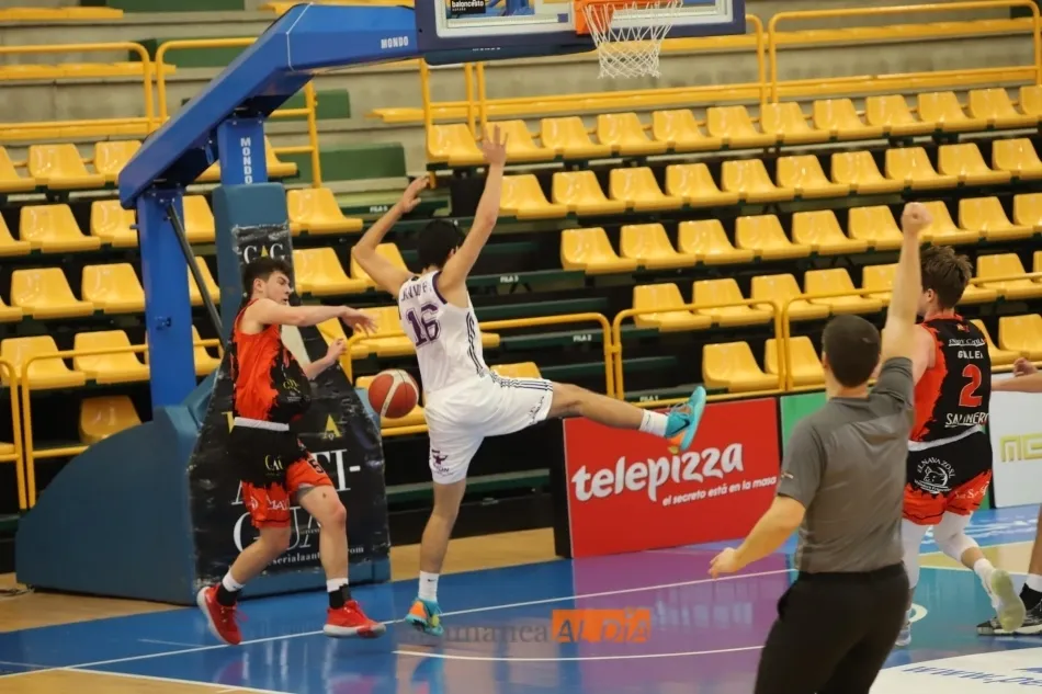 Foto 7 - Trabajada victoria ante el colista vallisoletano de Usal La Antigua (73-64)