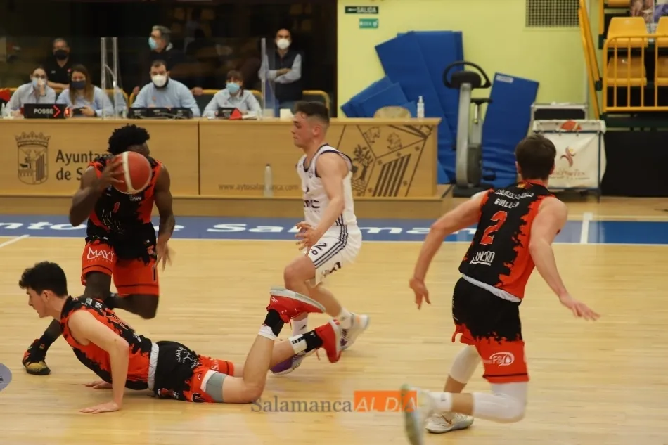 Foto 6 - Trabajada victoria ante el colista vallisoletano de Usal La Antigua (73-64)
