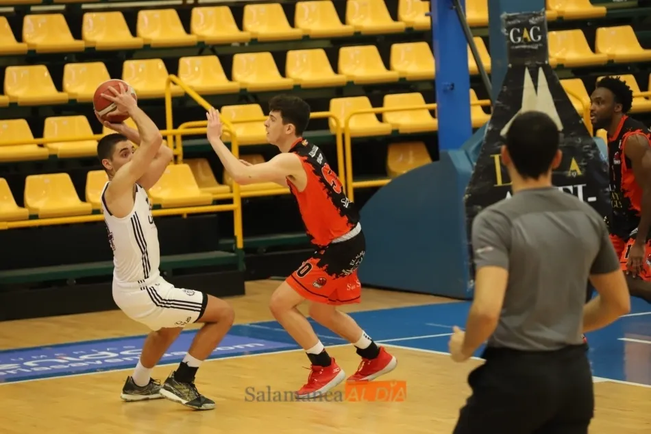 Foto 5 - Trabajada victoria ante el colista vallisoletano de Usal La Antigua (73-64)