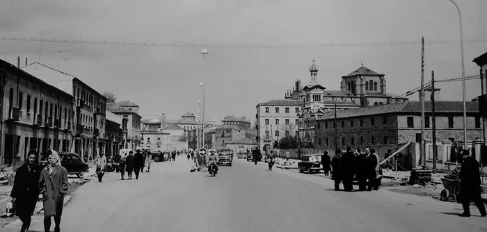 La avenida de los Reyes de España (antigua avenida de la Paz)  