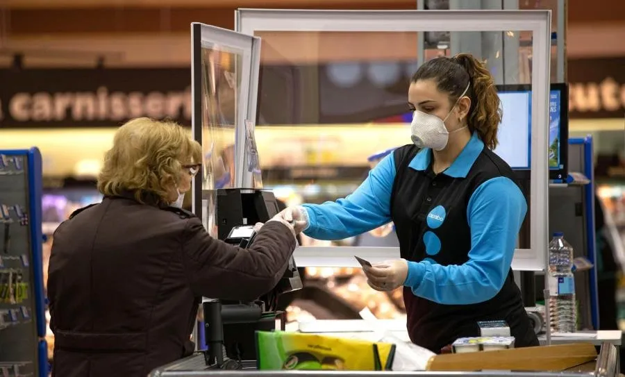 Una cajera de un supermercado. Foto de DAVID AIROB - Archivo EP