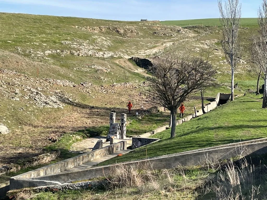 Trabajos de acondicionamiento y mantenimiento en la fuente del Cornezuelo