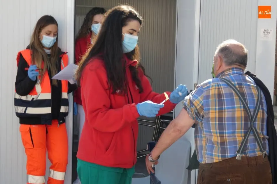 Foto 3 - Los pacientes dependientes de la Zona de Salud de Cantalapiedra reciben la primera dosis de Pfizer