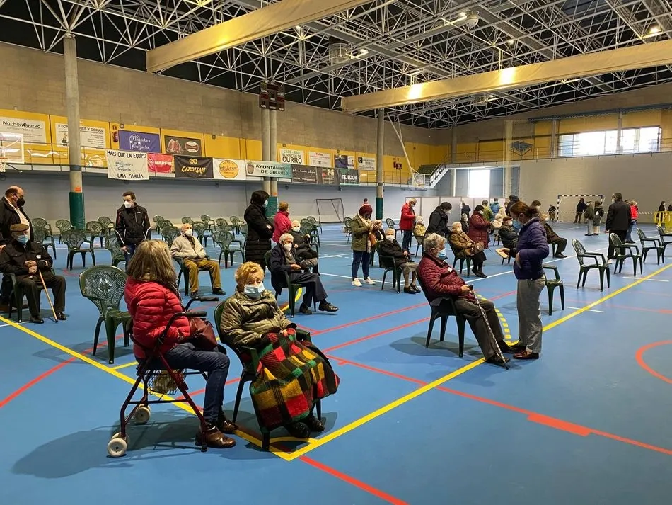 El pabellón de deportes de Guijuelo acoge la primera jornada de vacunación contra el Covid-19 - Ayto. Guijuelo