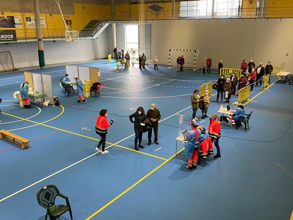 Foto 4 - Comienza la vacunaci&oacute;n de mayores en Guijuelo