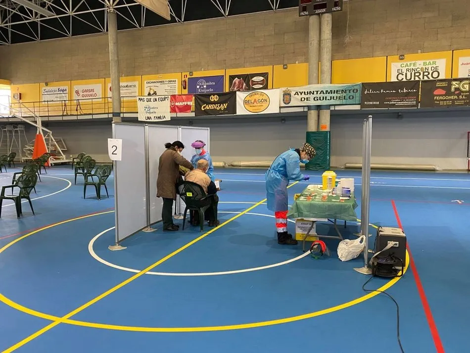 Foto 3 - Comienza la vacunaci&oacute;n de mayores en Guijuelo