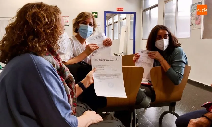 Algunas de las sanitarias de la UCI del Clínico, tras recibir la segunda dosis, con la que les entregan un certificado que demuestra que están vacunadas frente al coronavirus