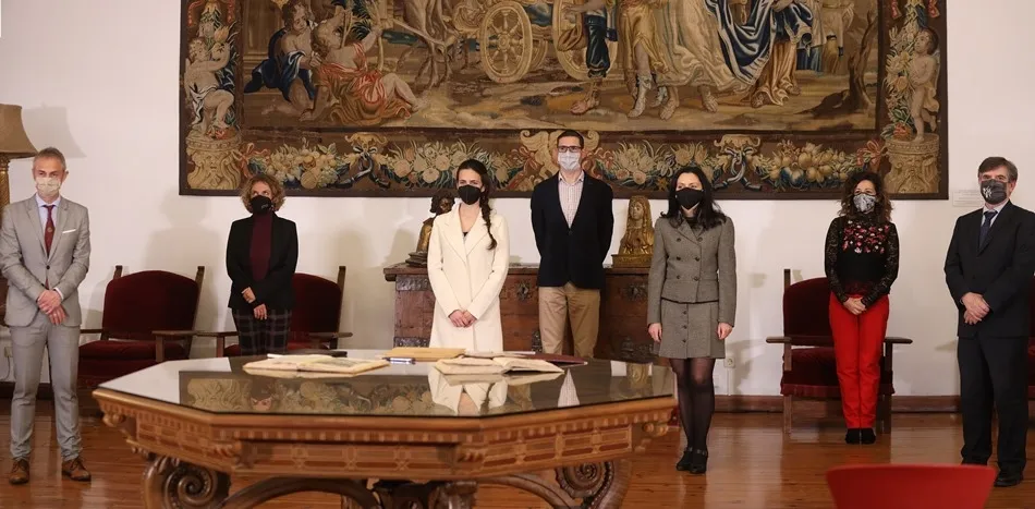 Algunos de los nuevos profesores titualres y catedráticos, junto al rector de la Universidad de Salamanca, Ricardo Rivero. Foto USAL