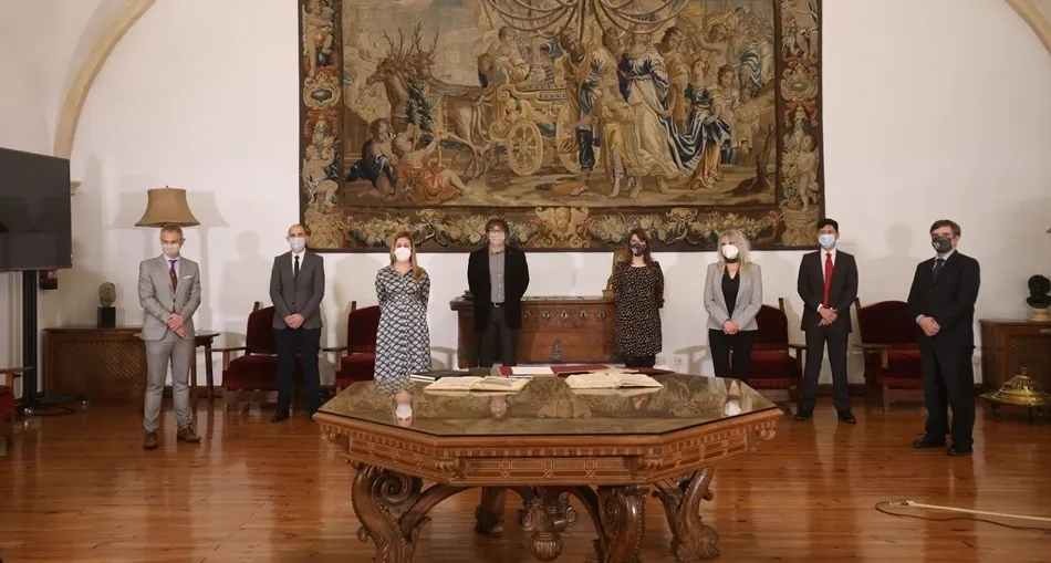 Foto 3 - Un total de 21 nuevos catedr&aacute;ticos y profesores de la USAL toman posesi&oacute;n de sus cargos