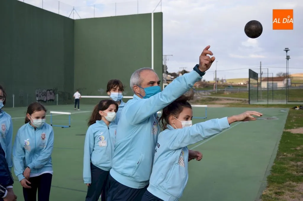 Juan Carlos Hernández enseña a realizar lanzamiento de peso a sus alumnos / Pedro Zaballos