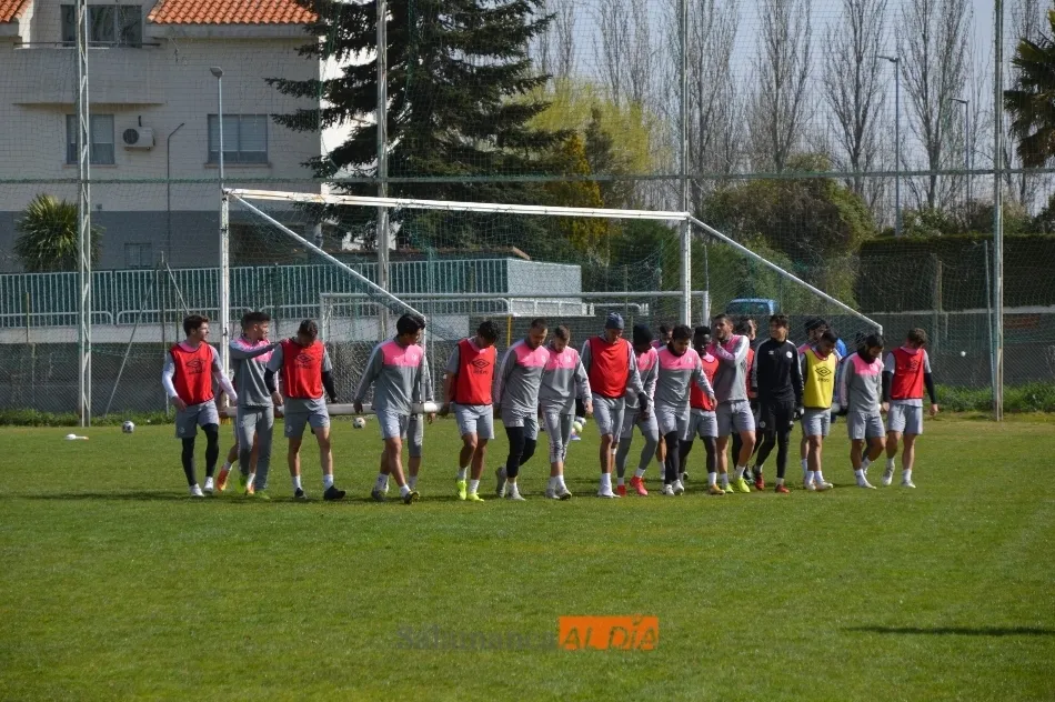 Foto 11 - Juancho empieza a apretar para jugar con el Salamanca UDS, pero se retira del entrenamiento