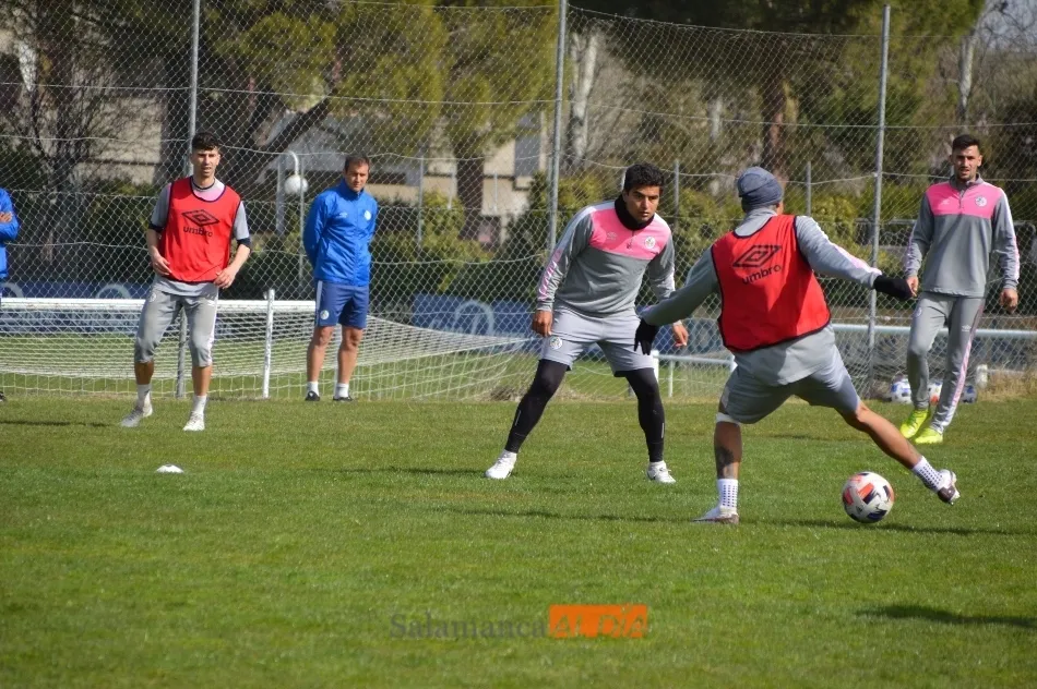 Foto 7 - Juancho empieza a apretar para jugar con el Salamanca UDS, pero se retira del entrenamiento