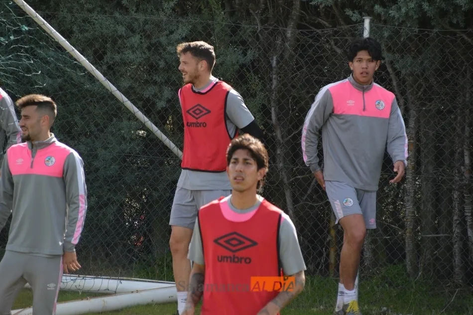 Foto 3 - Juancho empieza a apretar para jugar con el Salamanca UDS, pero se retira del entrenamiento